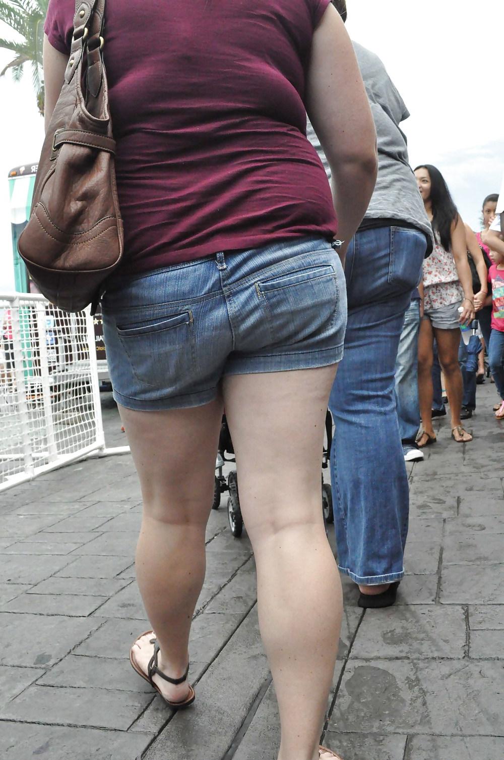 15P Chubby MILF At Food Truck Wars