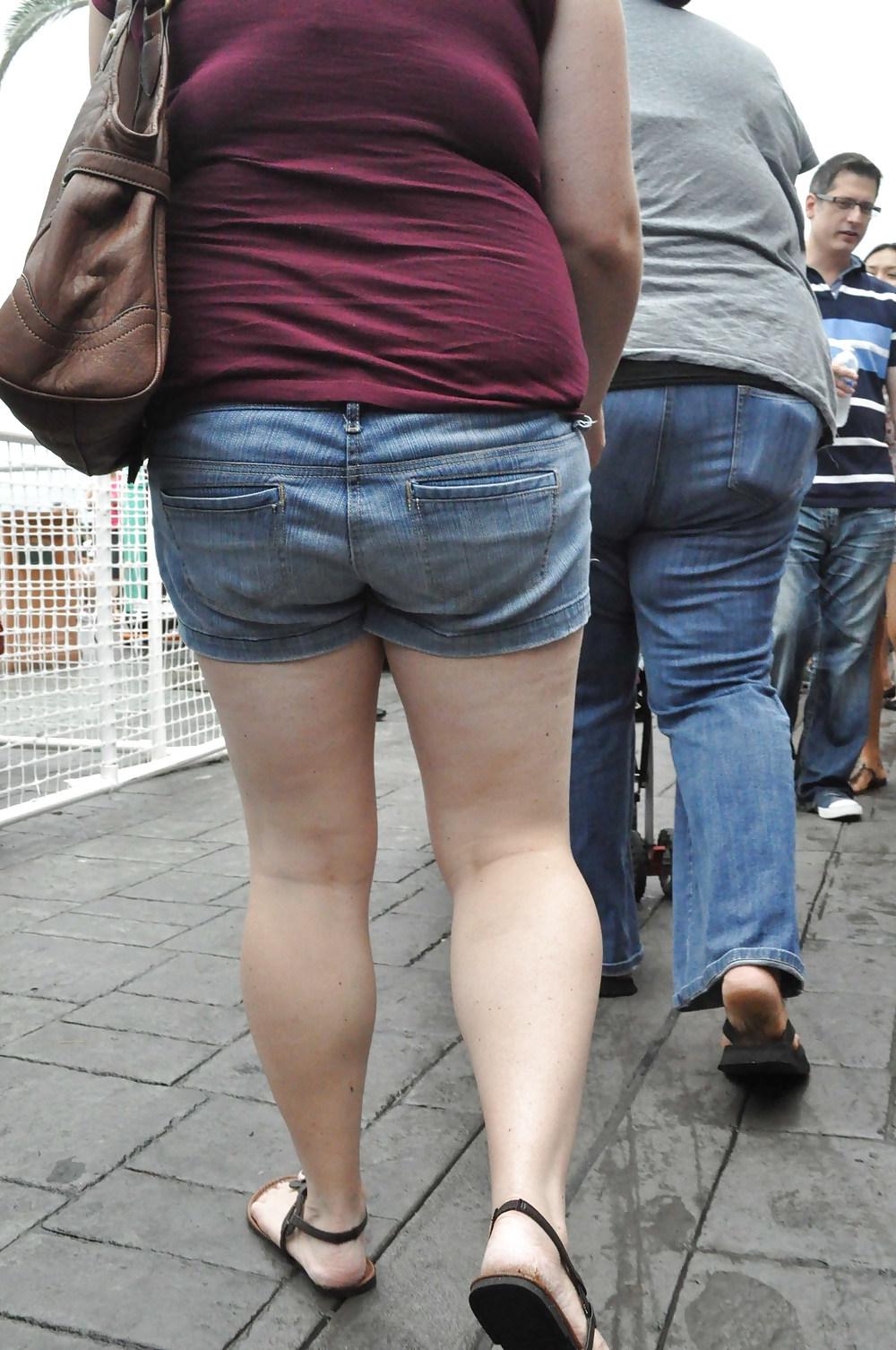 15P Chubby MILF At Food Truck Wars