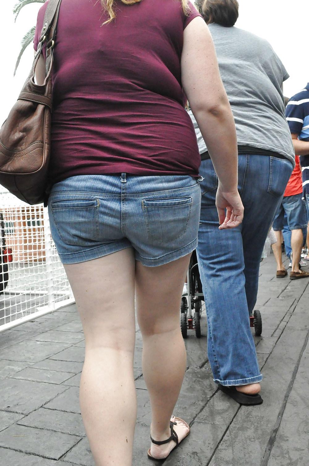 15P Chubby MILF At Food Truck Wars