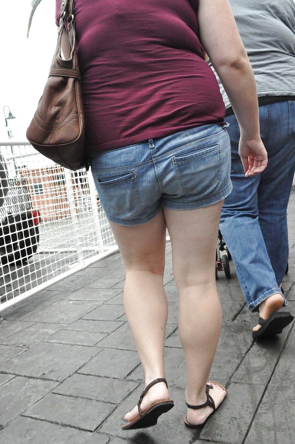 15P Chubby MILF At Food Truck Wars