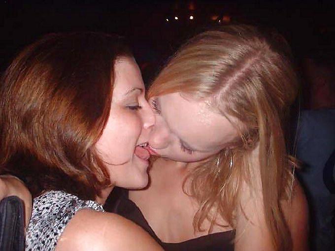 25P Girls kissing girls 2