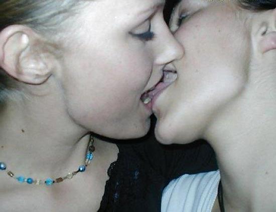 25P Girls kissing girls 2
