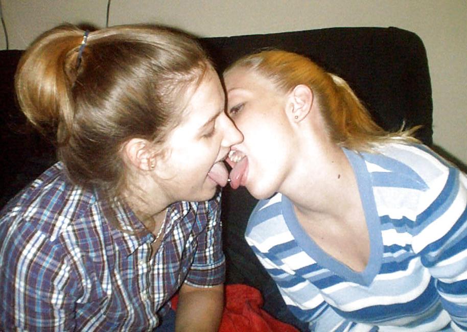 25P Girls kissing girls 2
