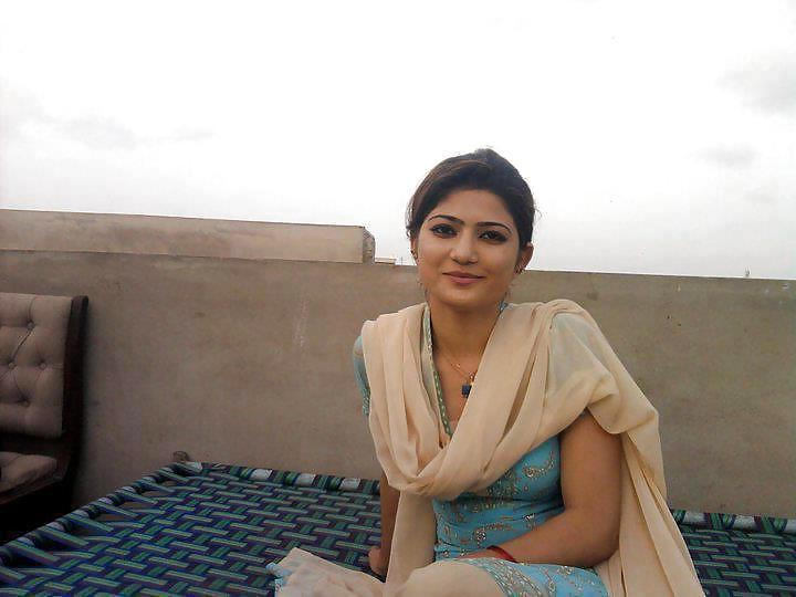 25P Hot pics of Desi Girls 