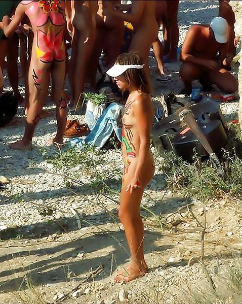 25P Painting nude bodies at beach