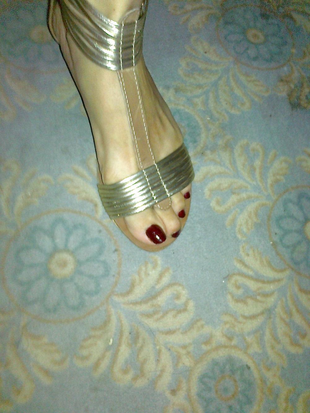 25P Old and new fres wife red pedicure