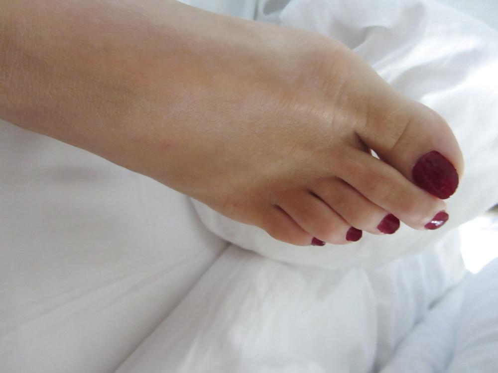25P Old and new fres wife red pedicure