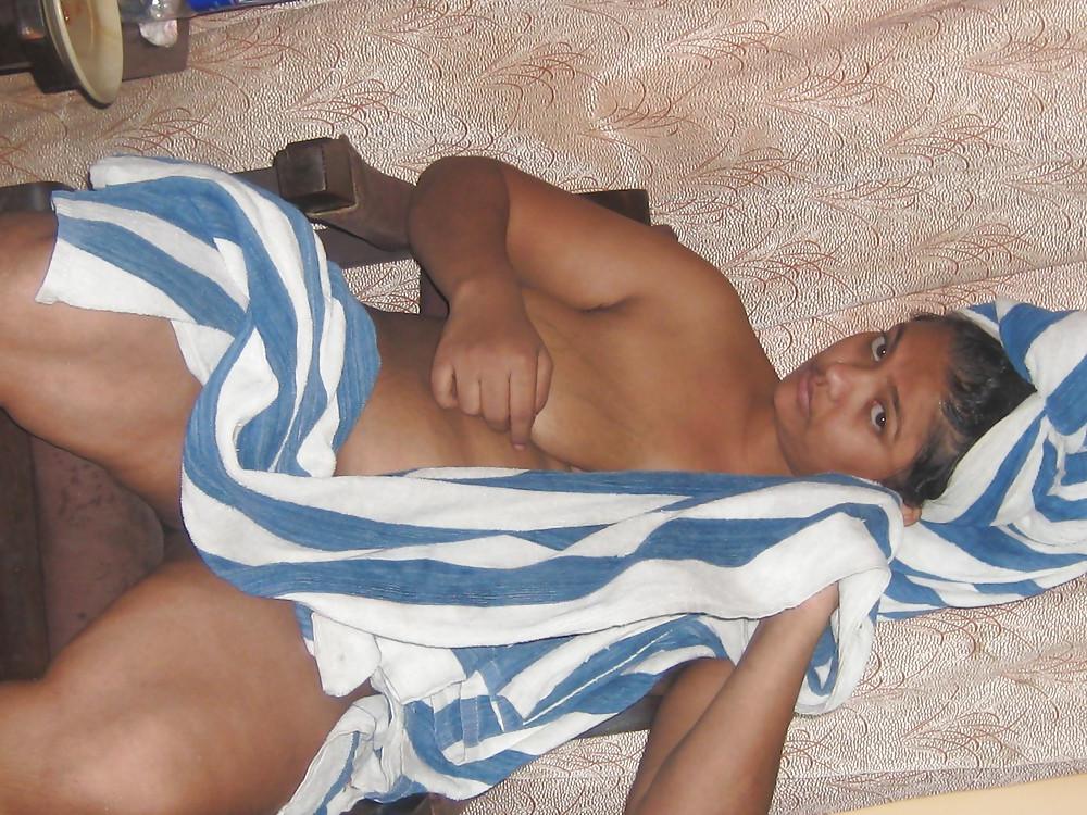 25P Desi babe Shenaz