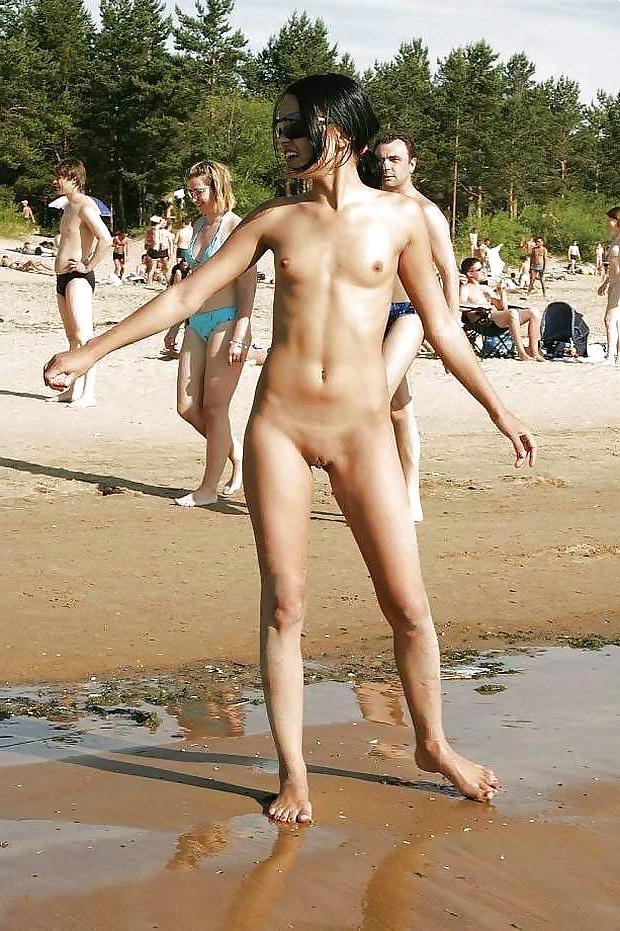 9P Naked teen exhib on a public beach