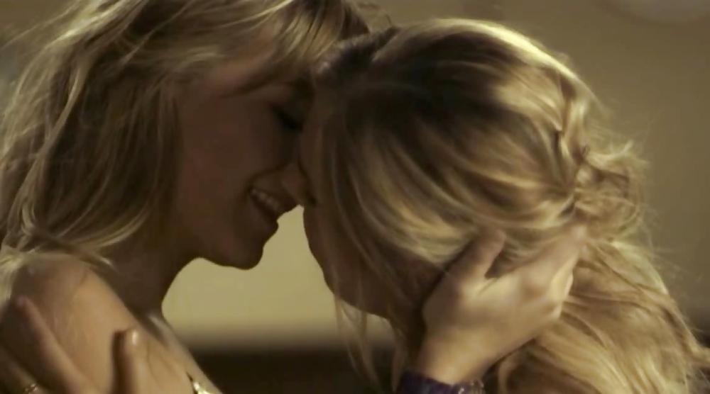 8P Girls kissing