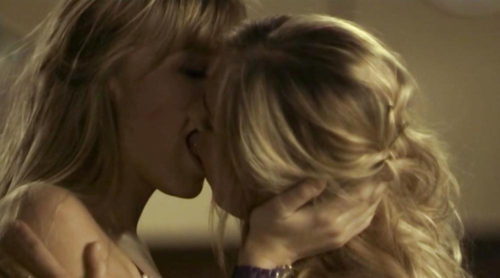 8P Girls kissing