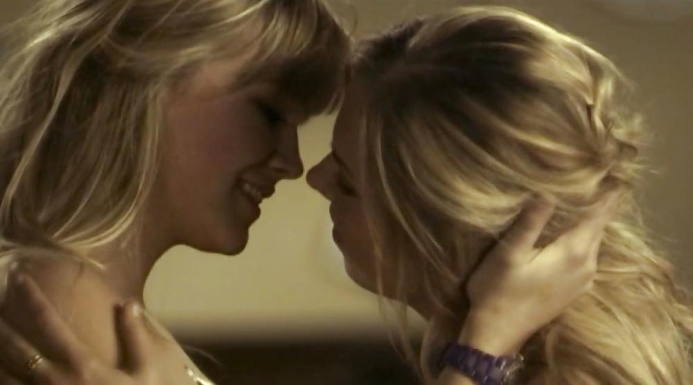 8P Girls kissing