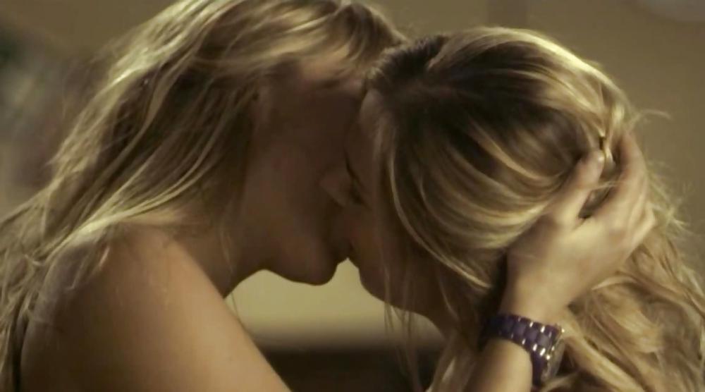 8P Girls kissing