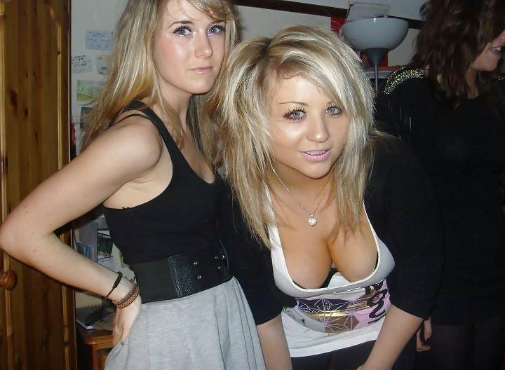 25P Les salopes (downblouse , flashing )