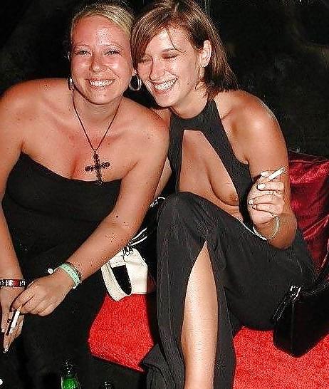 25P Les salopes (downblouse , flashing )