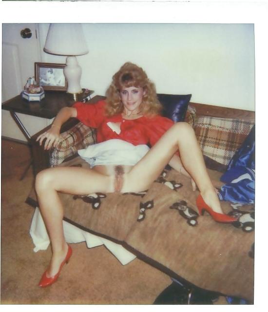 24P Polaroid-Süße auf wirklich hässlichen Sofas