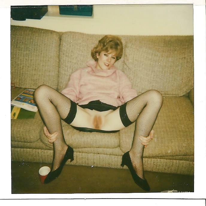 24P Polaroid-Süße auf wirklich hässlichen Sofas