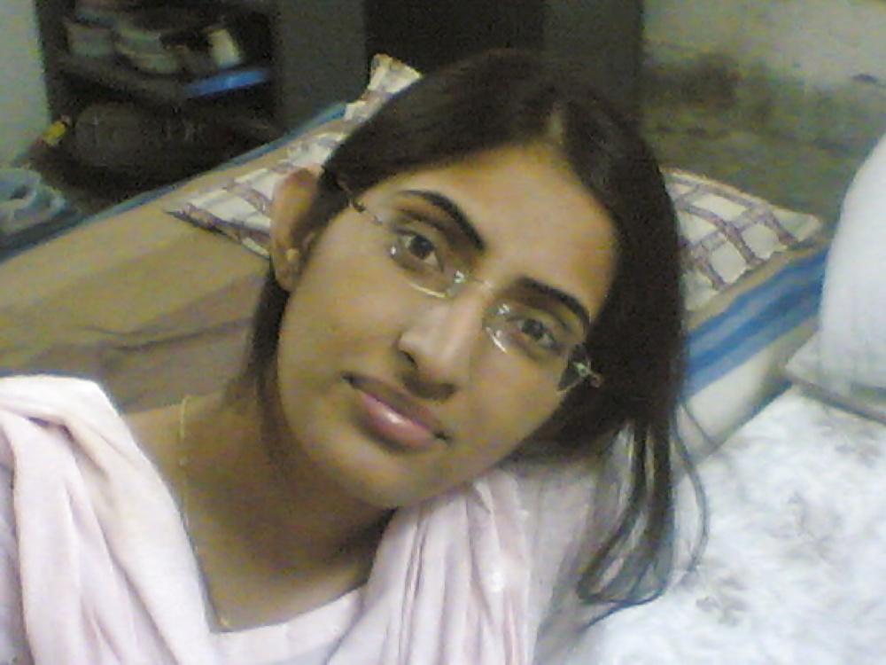 19P Desi Paki Indian Hijab Girl