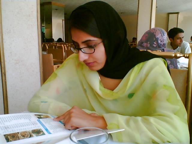 19P Desi Paki Indian Hijab Girl