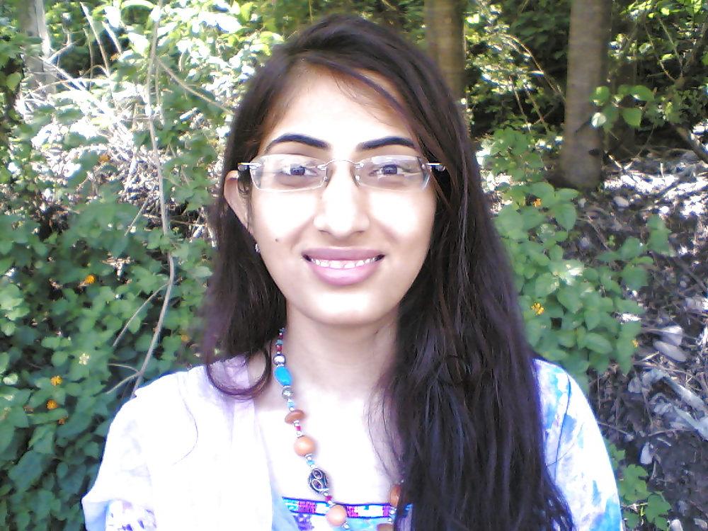 19P Desi Paki Indian Hijab Girl