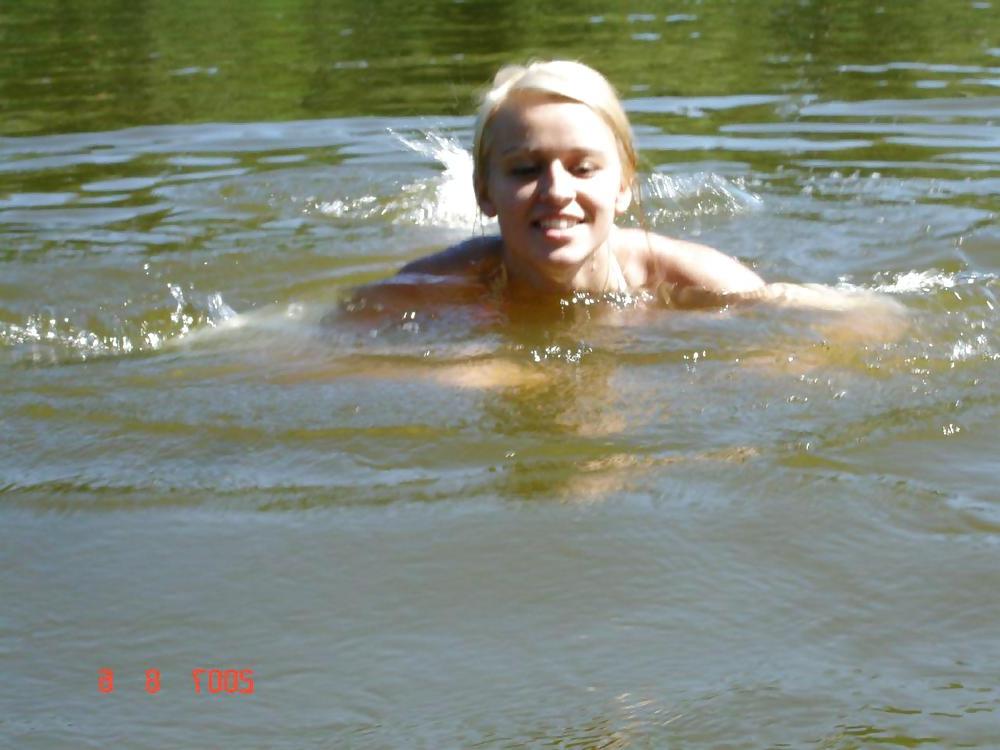 25P AMAZING BLONDE ON VACATION