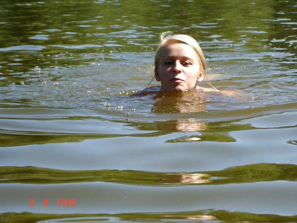 25P AMAZING BLONDE ON VACATION