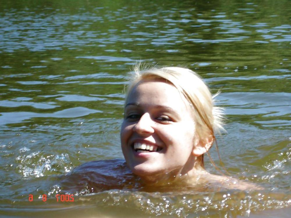 25P AMAZING BLONDE ON VACATION