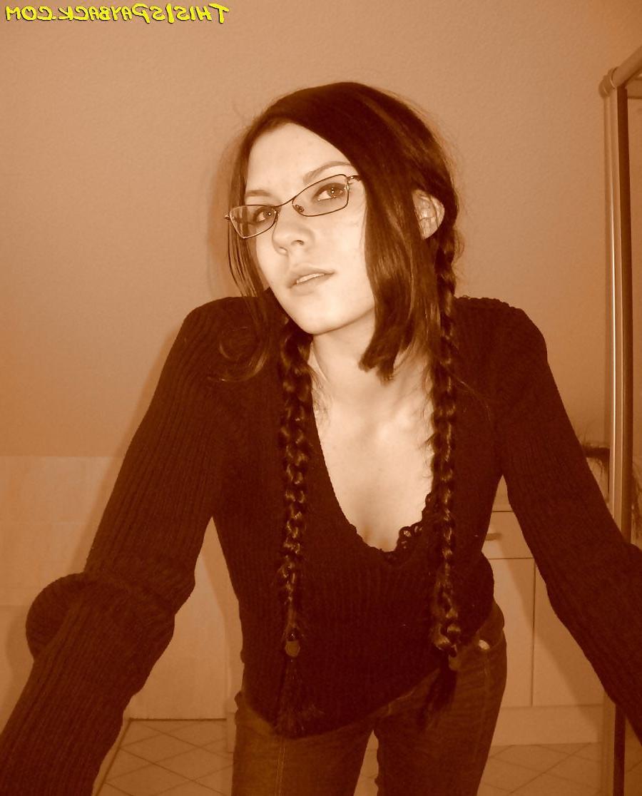 18P Hot teen naked in the tub and doing dp