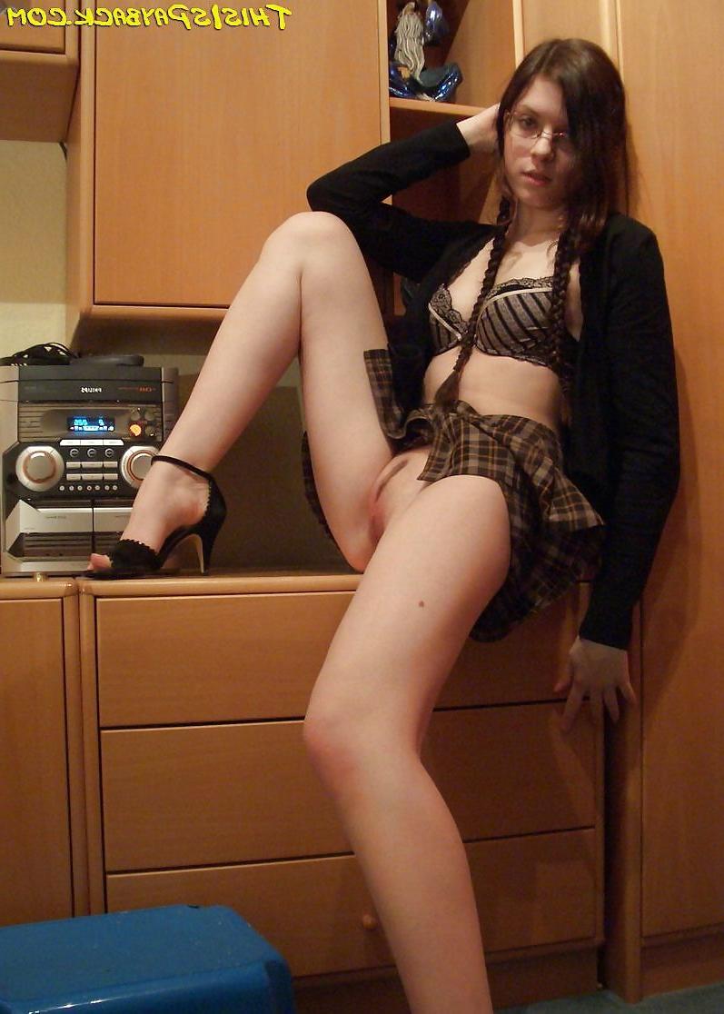 18P Hot teen naked in the tub and doing dp