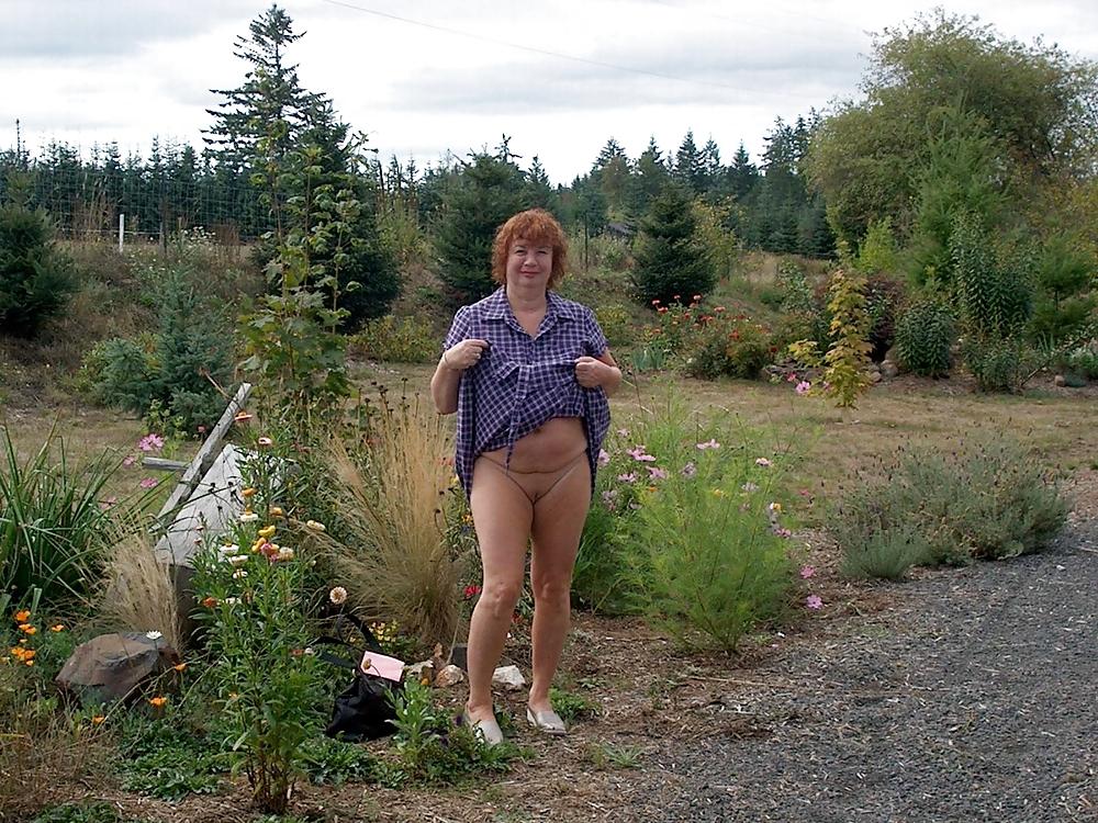 19P Flashing the pussy - N. C.