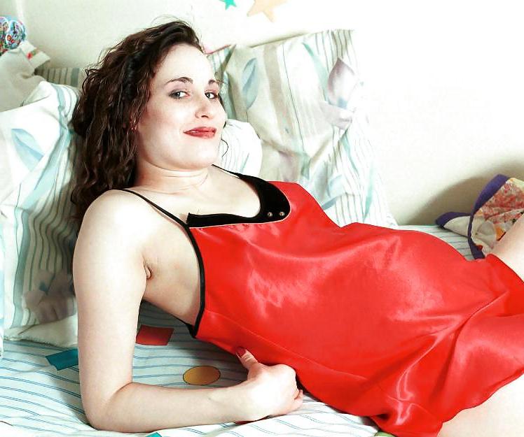25P Preggy brunette playing with dildoes and food