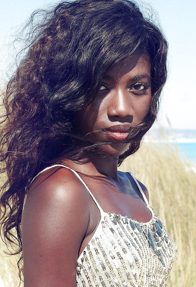 14P Sara - Ebony beauty