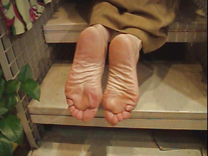 25P Devine Naked Soles for sniff and lick!!!
