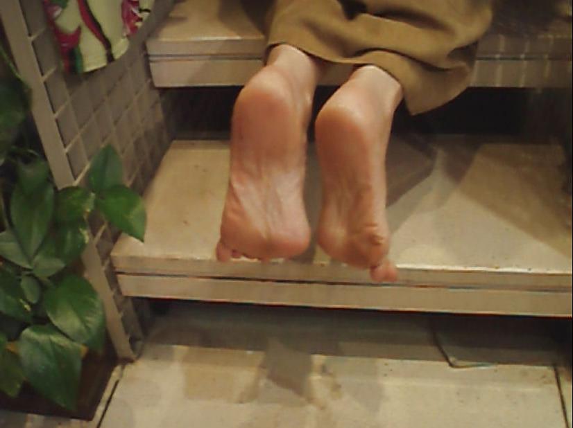 25P Devine Naked Soles for sniff and lick!!!