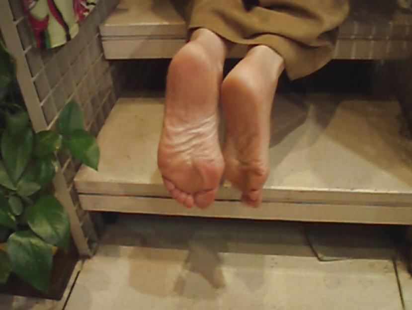 25P Devine Naked Soles for sniff and lick!!!