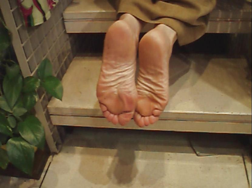 25P Devine Naked Soles for sniff and lick!!!
