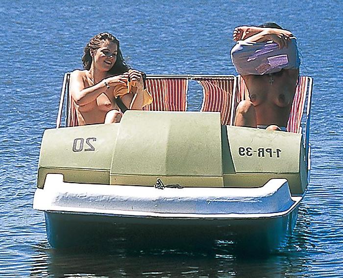25P Patricia and Isabelle by the lake