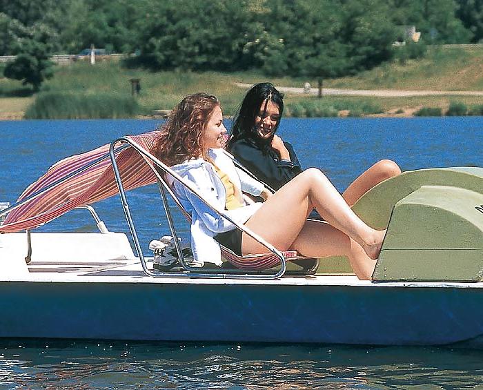 25P Patricia and Isabelle by the lake