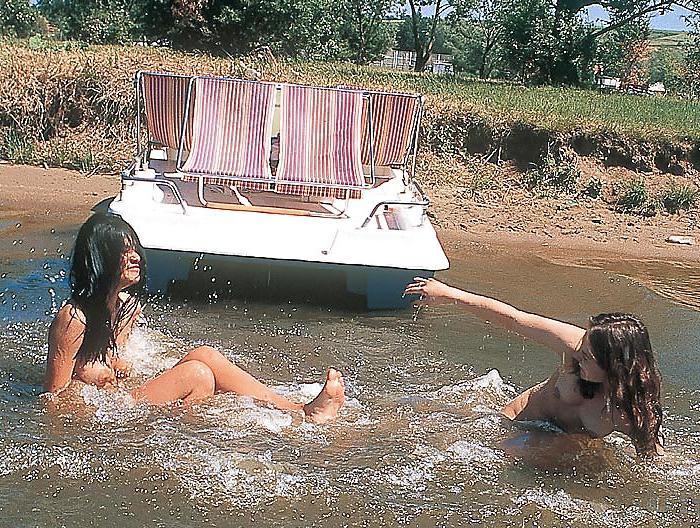 25P Patricia and Isabelle by the lake