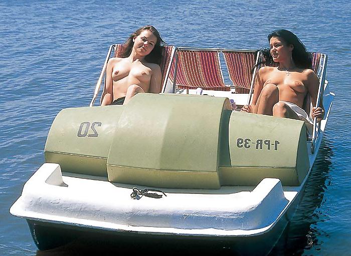 25P Patricia and Isabelle by the lake