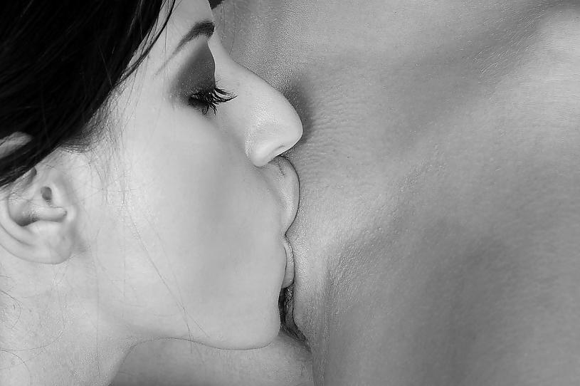 25P Black and white - licking lesbians (2)