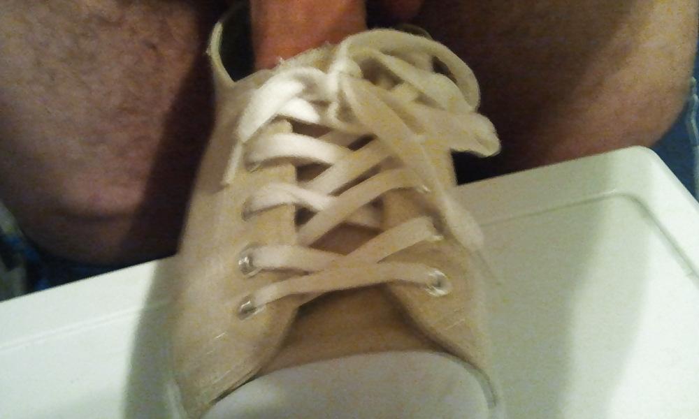 9P In die Schuhe der Nachbarin wichsen