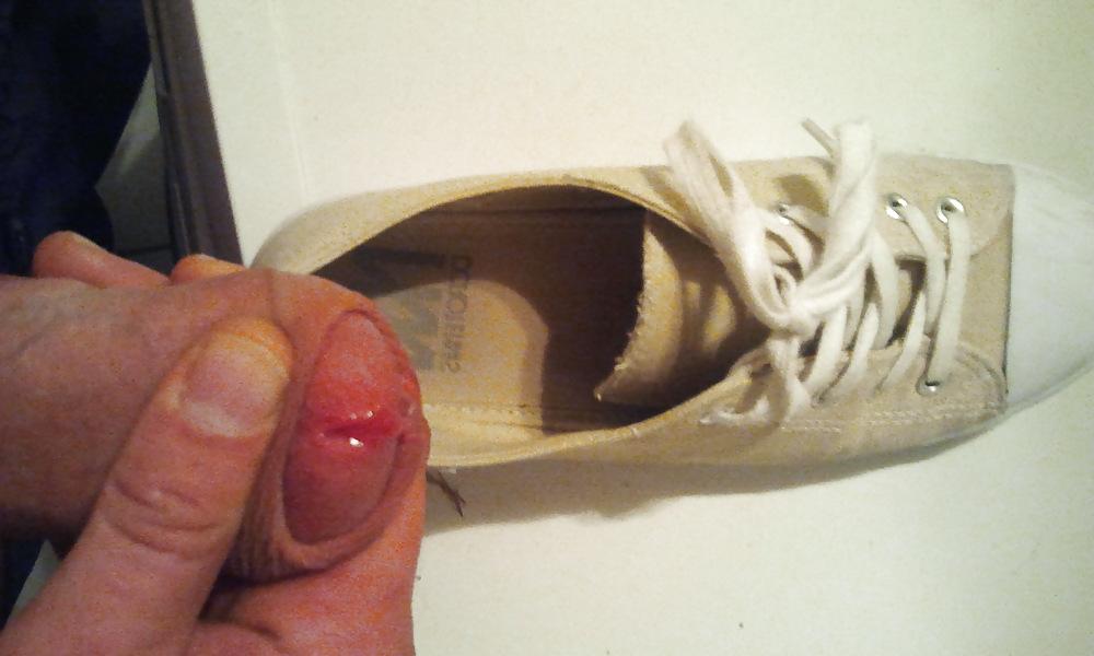 9P In die Schuhe der Nachbarin wichsen