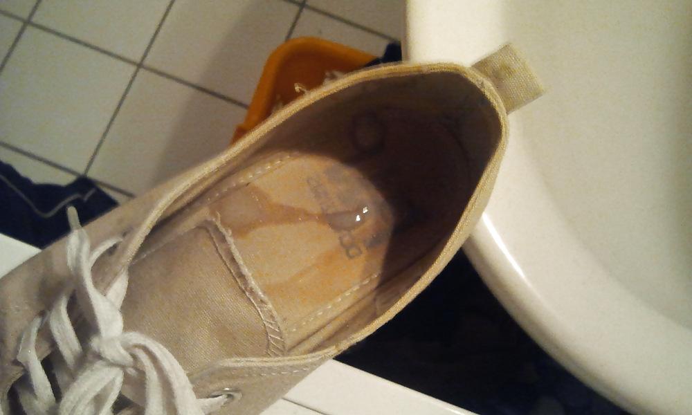 9P In die Schuhe der Nachbarin wichsen