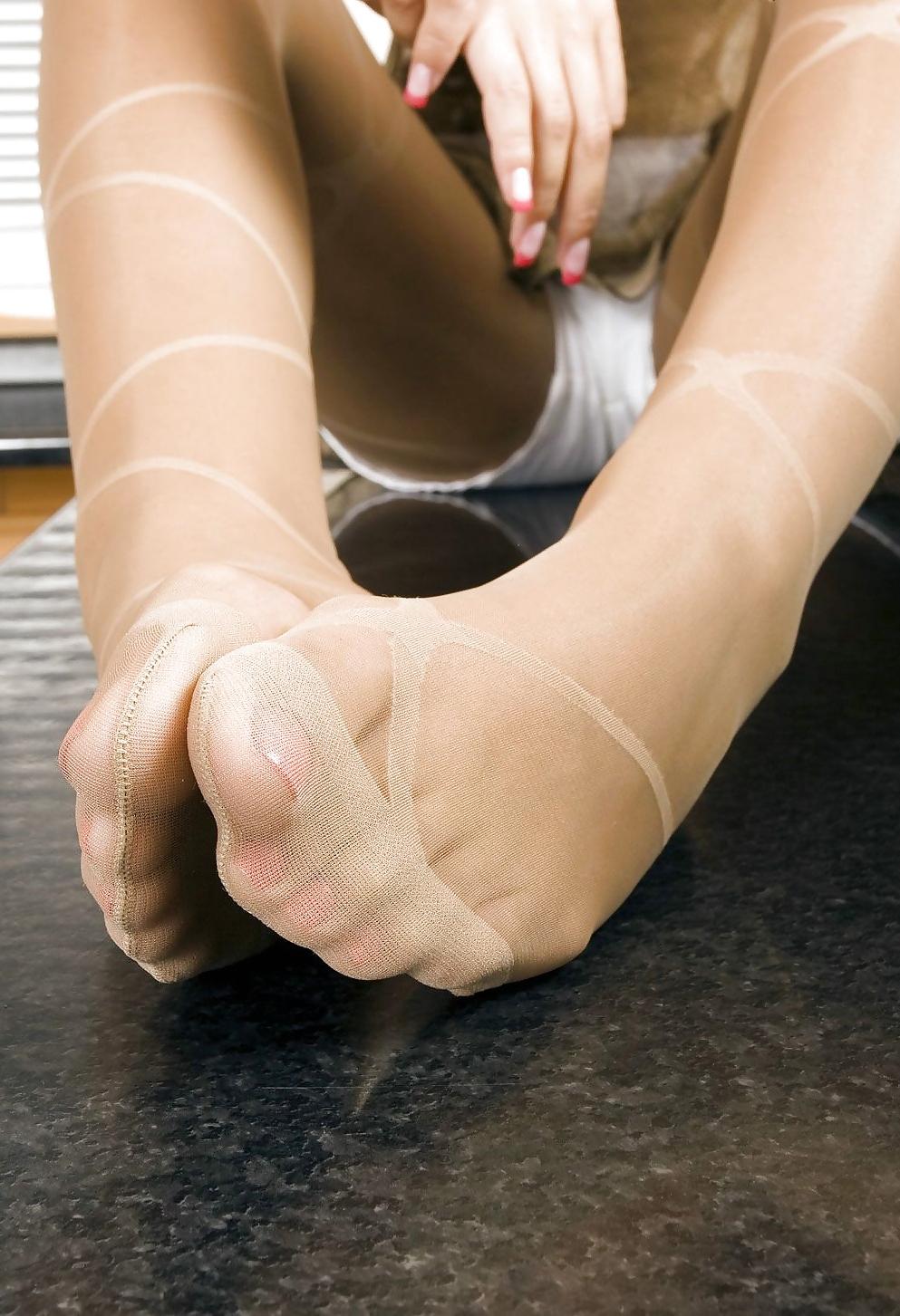 25P Amateur Woman shows Pantyhosefeet 4
