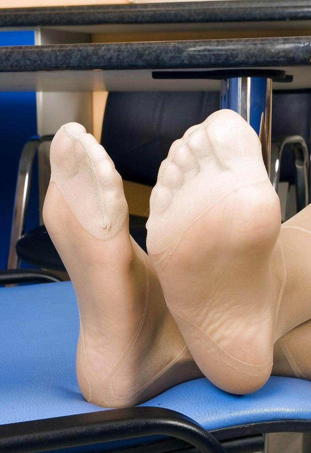 25P Amateur Woman shows Pantyhosefeet 4