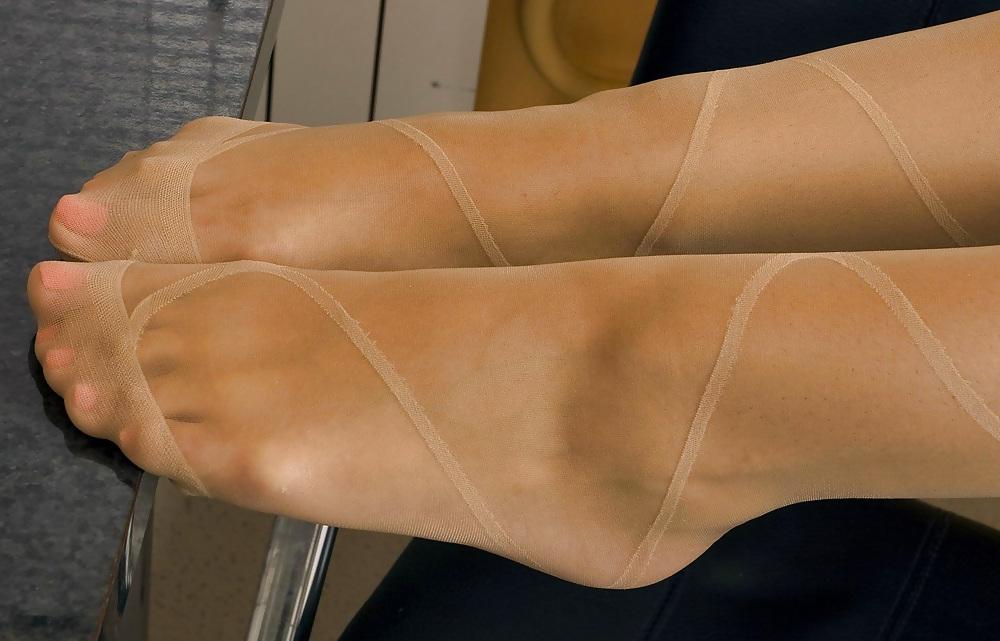 25P Amateur Woman shows Pantyhosefeet 4