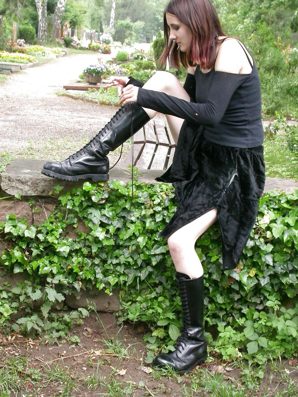 25P Gothic Foot Queen - Ylva