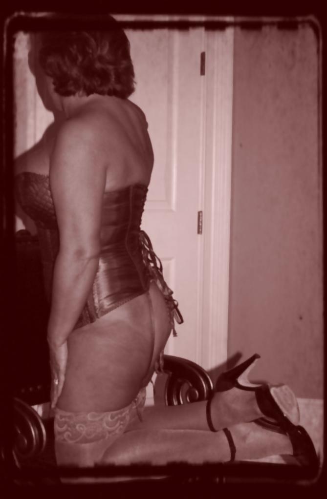 25P Mature in corset