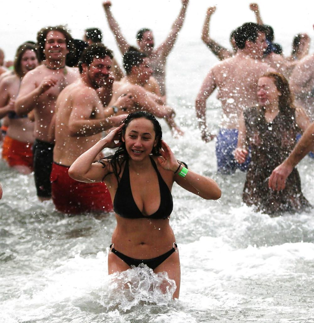 10P Sexy sluts doing the polar bear plunge